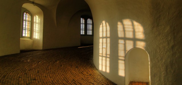 Hvis man leder efter litteratur om hvad arkitektur er, støder man meget ofte på tekster der ligner digte, filosofiske overvejelser eller som ligefrem kan fremstå religiøse. Det er med til...