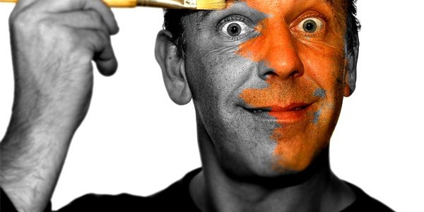 Mit eget spring, fra ingen computererfaring til daglig omgang med tasterne, var hård og ubamhjertig via Photoshop. Jeg sad med et kursus jeg havde investeret  i og fattede meget lidt....